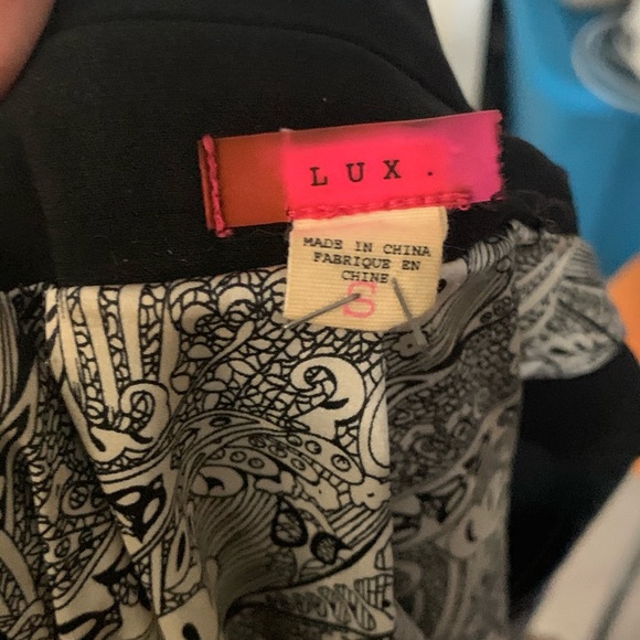 Sleeveless Button Front Blazer - Picture 6 of 6